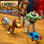 Toy Story Baú de Brinquedos do Andy, Conjunto de 4 Figuras de Ação Woody, Binóculos Lenny, Cachorro Slinky e Buzz Lightyear, Mattel