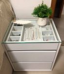 Mesa de Cabeceira Casa D Belize com 3 Gavetas e Tampo de Vidro – Amêndoa/Fendi