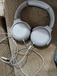 Headphone Philips com micronofone no cabo na cor branco TAUH201WT/00