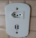 Placa 4×2 Com 2 USB 1 Tomada 10A Com Proteção, PW, Prote Raio Eletro Geral, Branco