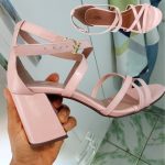 Sandália Griffe Salto Grosso Alto Tiras Verniz Feminina