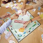 Brinquedo Jogo Hasbro Gaming Monopoly – Jogo para a família. De 2 a 6 jogadores – C1009 – Hasbro, Verde/Vermelho