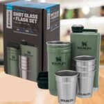 Stanley Conjunto de presente de vidro de shot e lutador de aço inoxidável. Pacote de aventuras ao ar livre com 4 copos de metal, frasco de uísque de 236 ml e estojo de transporte para viagem
