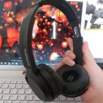 Headphone Philips bluetooth on-ear com microfone, reforço de graves e energia para 29 horas na cor preto TAH4205BK/00