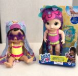 Baby Alive Bebe Dia de Sol Morena – Boneca de 25 cm, com Acessórios para Brincar na Água – F2569 – Hasbro, Rosa, amarelo e roxo