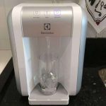 Purificador de Água Gelada Fria e Natural Elétrico Compacto Eletronico placa Electrolux Branco com Painel Touch Bivolt PE11B