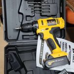 Parafusadeira Furadeira Sem Fio Bateria 12v P/ Madeira Metal Cor Amarelo/preto Frequência 60