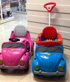 Carrinho de Passeio Infantil a Pedal Fusca – com Empurrador Emite Sons Calesita