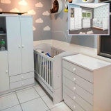 Quarto de Bebê com Guarda Roupa 3 Portas Cômoda e Berço Faz de Conta Espresso Móveis Branco/Branco/Rosa