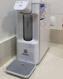 Purificador de Água Electrolux de Mesa Branco – Acqua Pure4x Água Gelada e Natural PE12B