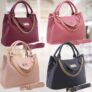 Bolsa Feminina Com Alça de Mão e Ombro Reajustável e Com Bolso Externo + Detalhe em Corrente