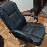 Cadeira de escritório Travel Max Presidente Johnson ergonômica preta com estofado de couro sintético