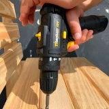 Titanium Parafusadeira A Bateria CARBON 21V Sem Fio com Carregador Bivolt com Maleta e 2 Acessórios