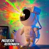 Projetor de luz de galáxia em forma de astronauta